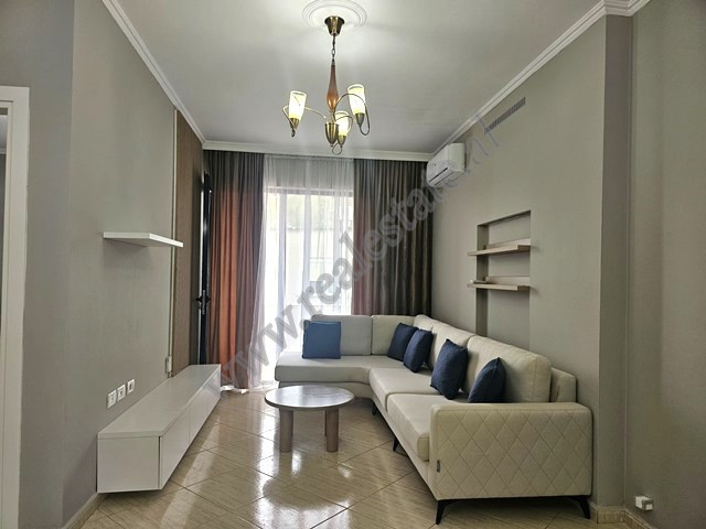 Apartament 1+1 me qira ne rrugen Pjeter Budi, prane Liceut Artistik ne Tirane.
Eshte e pozicionuar 